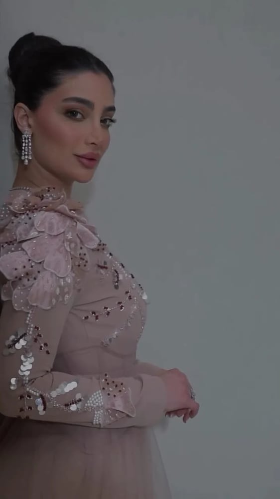 فستان سهرة طويل بلون وردي فاتح مع تطريز فاخر على الكتف وتنورة من التل المنسدل