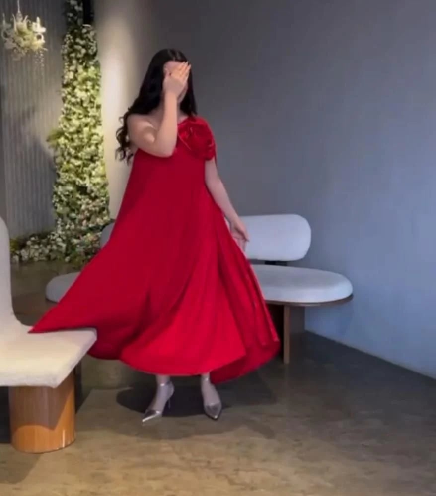 فستان سهرة أحمر بتصميم وان شولدر ووردة بارزة من قماش الباربي الراقي