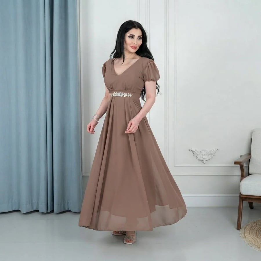 فستان ميدي ناعم بلون كافيه دافئ مع أكمام منفوخة وحزام مرصع بالكريستال الفاخر