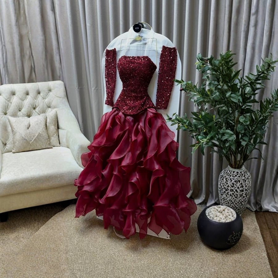 فستان سهرة طويل عنابي بتصميم توب مطرز وطبقات أورجانزا كشكش متدرجة