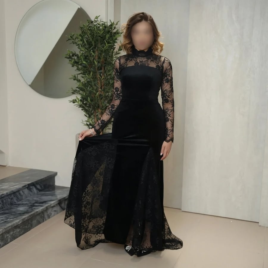 فستان سهرة أسود مخمل بياقة مرتفعة وأكمام وتداخلات دانتيل