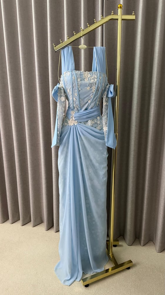 فستان سهرة فاخر جورجيت كوري بتطريز ورد وأكمام منفصلة