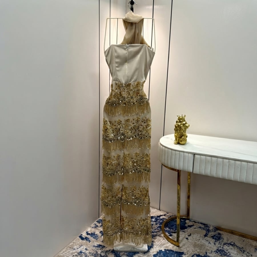 Elegance in Gold: فستان سهرة راقي بصدرية كورسيه وشيفون مع تطريز السهرة والأهداب الأصلية