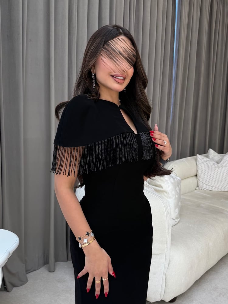فستان سهرة أسود بقصة مستقيمة وقطعة كاب علوية مزدانة بالشراشيب المطرزة بالخرز