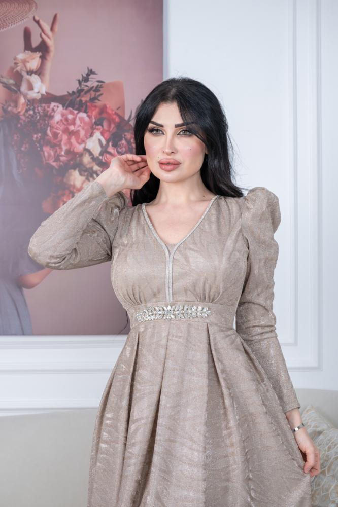 فستان سهرة أنيق لماع بكسسوار