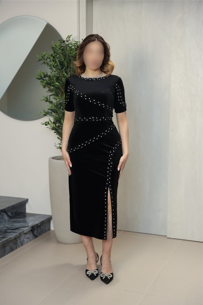 فستان سهرة أسود ميدي مخمل بتطريز لؤلؤ وشق أمامي أنيق