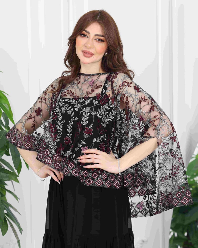 فستان سهرة أسود طويل بتصميم كاب مطرز وقطع شيفون انسيابية