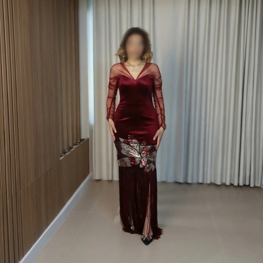 فستان سهرة عنابي شتوي مخمل بياقة V وأكمام تل مكشكشة مع تطريز ترتر وشراشيب هدب