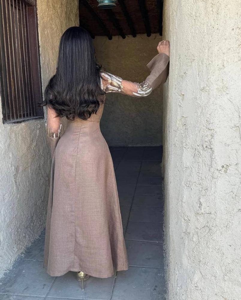 فستان سهرة أنيق فاخر بلنن كوري وتول مرصع بالترتر