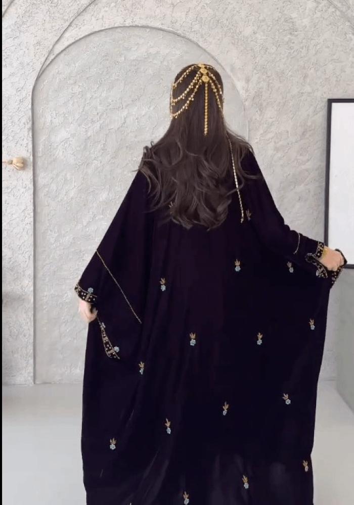 جلابية سهرة طويل متميزة مخمل بتطريز فاخر على الصدر والأكمام