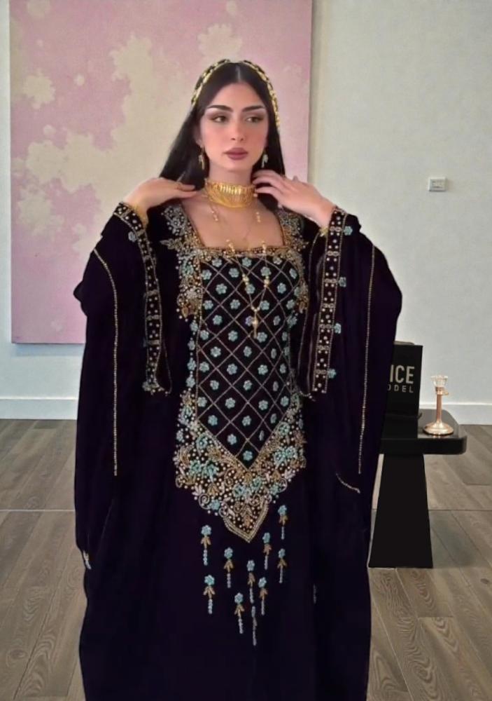 جلابية سهرة طويلة مخمل بتطريز فاخر على الصدر والأكمام