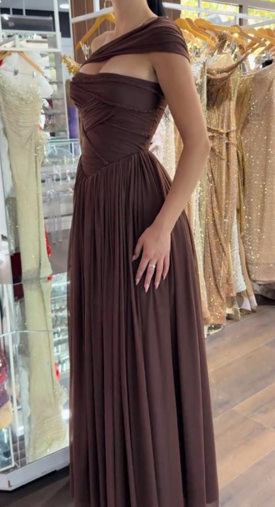 فستان سهرة ناعم طويل جورجيت بني بتصميم كت مائل أنيق
