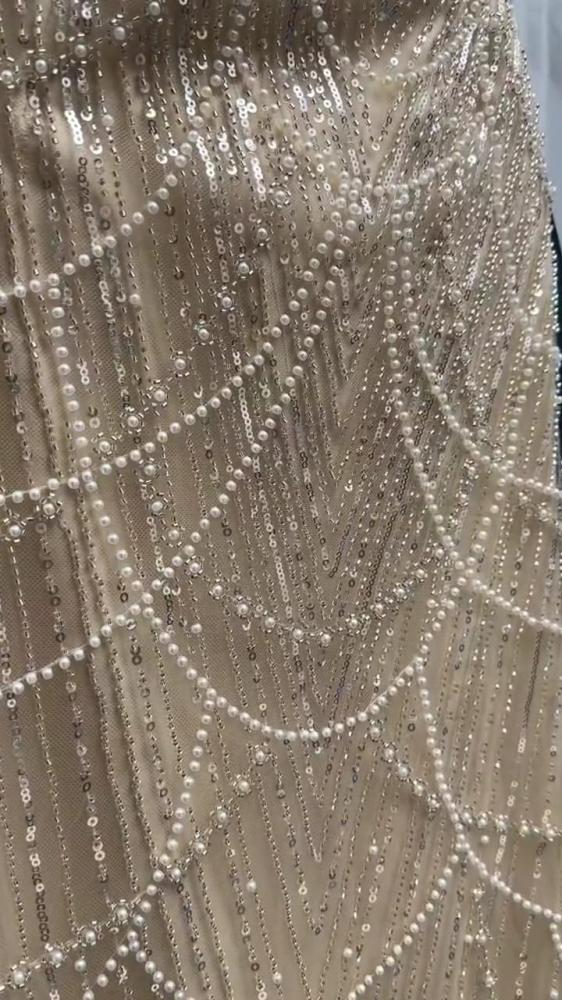 فستان سهرة أنيق طويل تفته مطرز بترتر وذيل ميكادو
