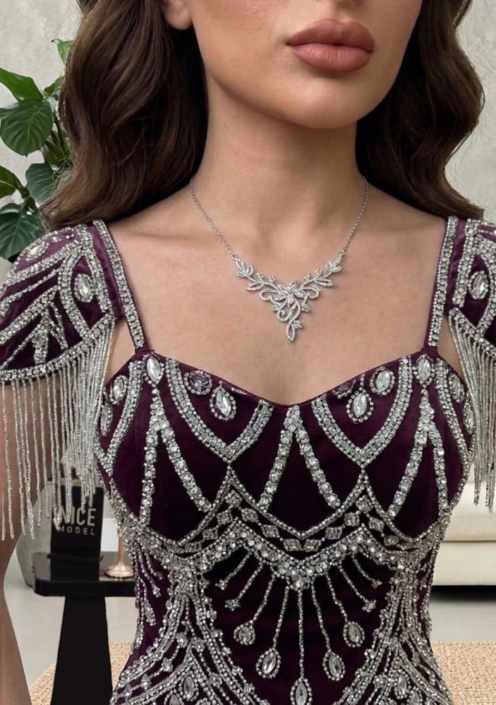 فستان سهرة فاخر موف مخمل بتطريز كريستال وشراشيب