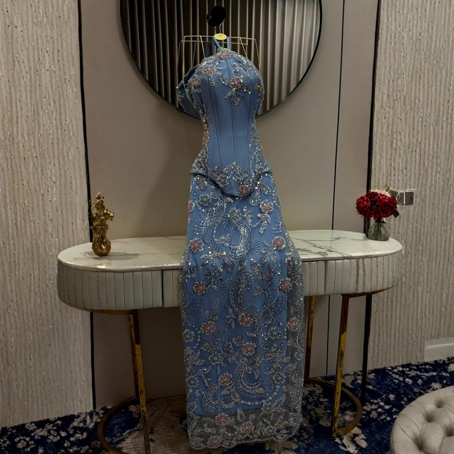 فستان سهرة سماوي بتصميم الكورسيه الفاخر وتفاصيل الشك الراقية