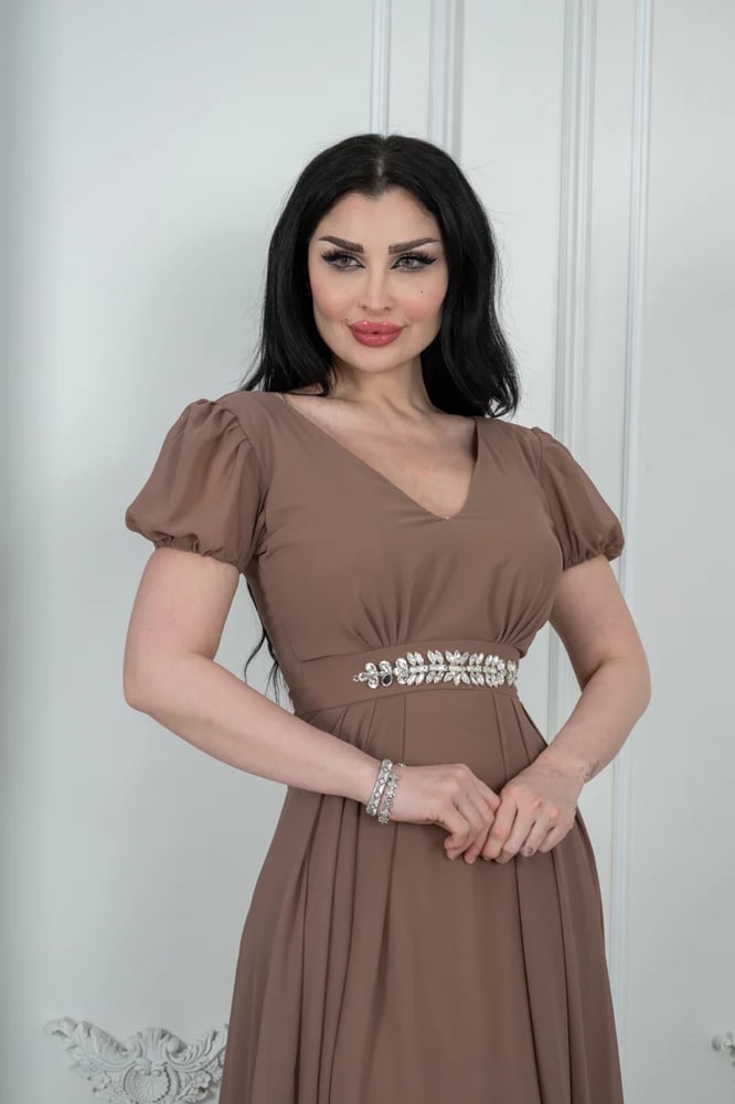 فستان ميدي ناعم بلون كافيه دافئ مع أكمام منفوخة وحزام مرصع بالكريستال الفاخر