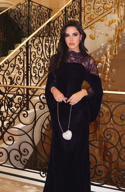 فستان سهرة طويل مخمل باذنجاني بتطريز دانتيل وأكمام كاب مفتوحة