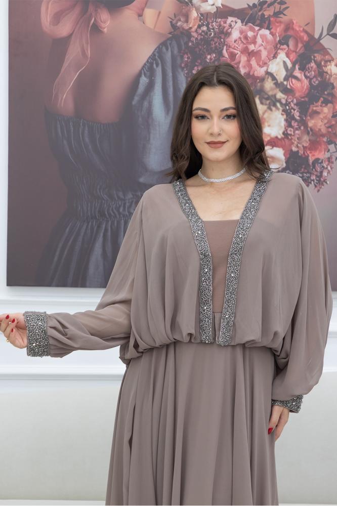فستان سهرة فاخر طويل شيفون بتصميم انسيابي ولمسات راقية