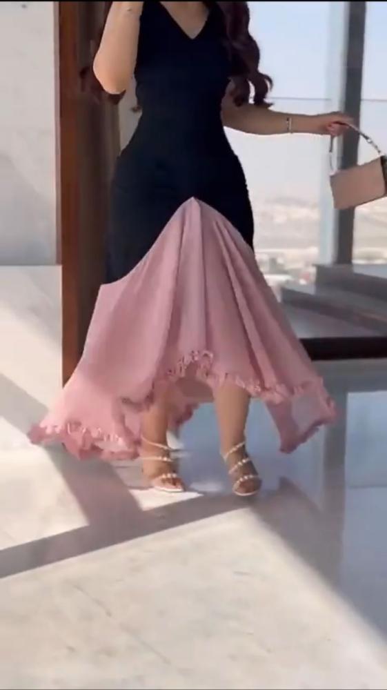 فستان من الكريب بارز بلون وردي