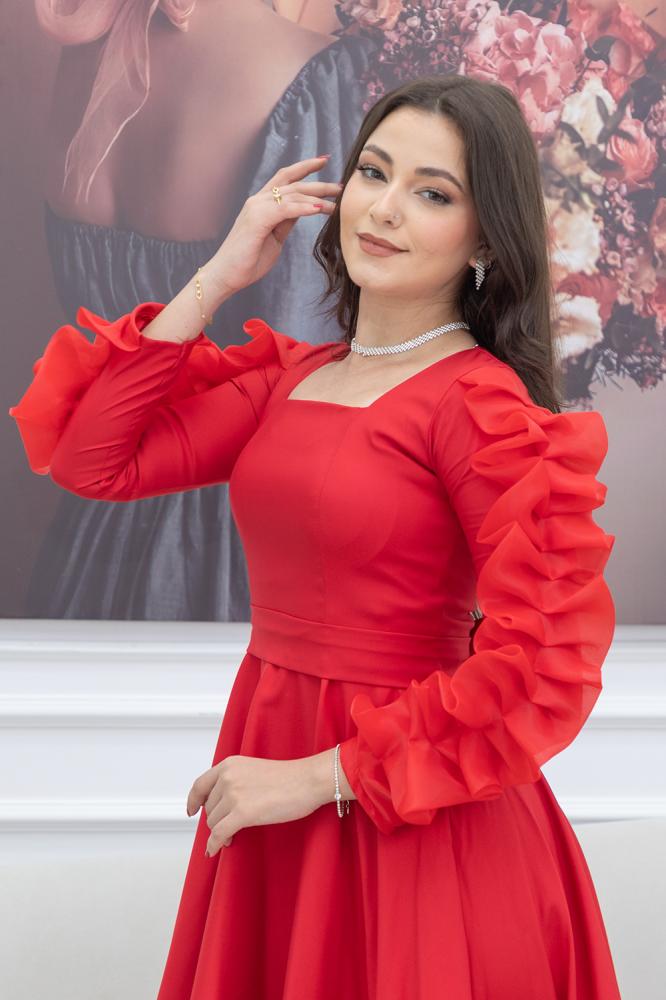 فستان سهرة فاخر ميدي كريب بكرمشات على الأكمام وأسفل الفستان