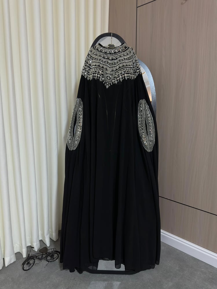 فستان سهرة طويل بتصميم قطعتين مطرز بالترتر – إطلالة ملكية مريحة تناسب الحوامل
