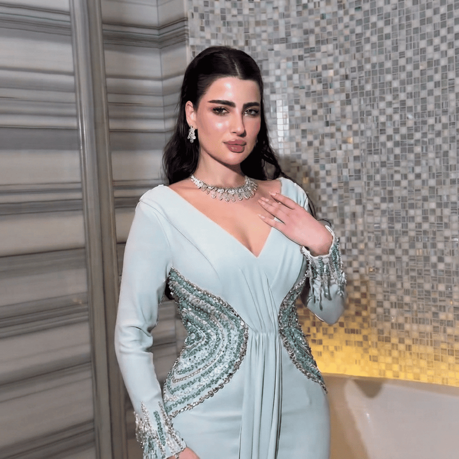 فستان سهرة رسمي بلون السماوي الفاتح بقماش الباربي الفاخر وتطريز جانبي ملكي