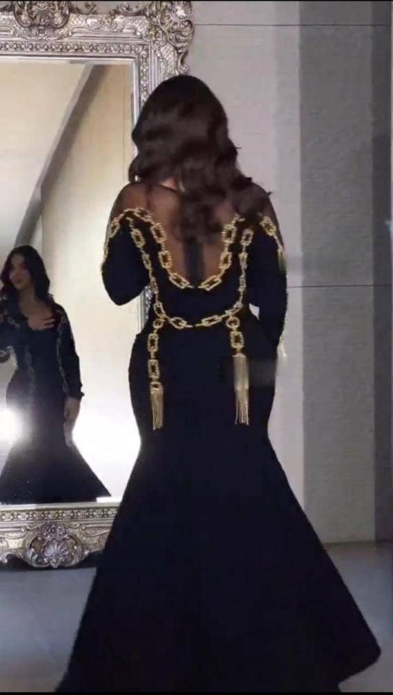 فستان سهرة فاخر طويل كريب أسود سلاسل ذهبية