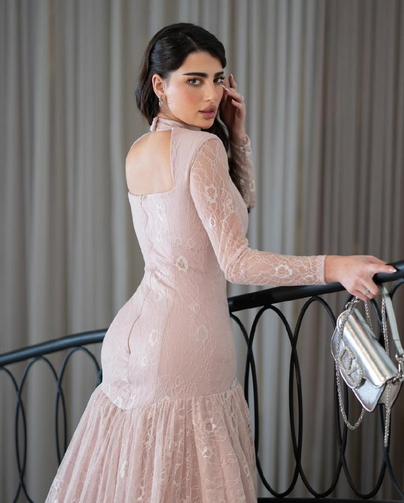 فستان فخم أثير الدانتيل ELE