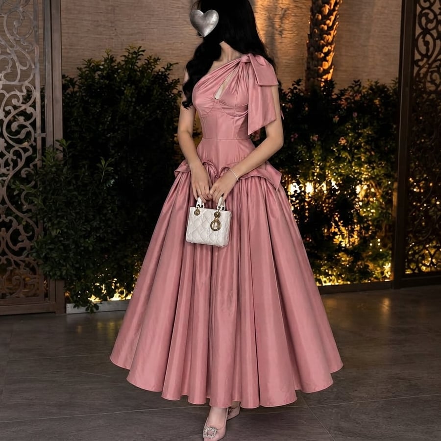 فستان سهرة راقي بقصة الكلوش الواسعة وتصميم الكورسيه مع ربطة الكتف المميزة
