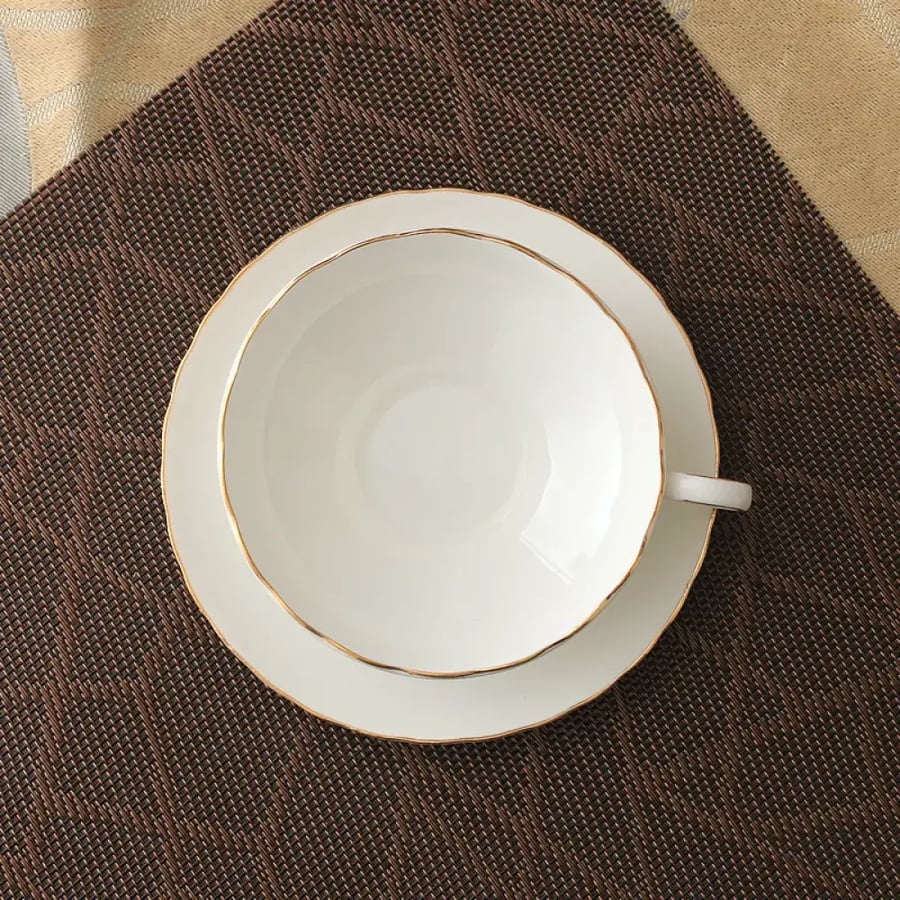 أكواب شاي بورسلين بحواف ذهبية