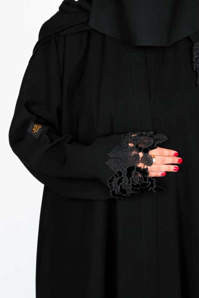 عبايه نصف كلوش مع كُلفه تطريز  الكُم ورده