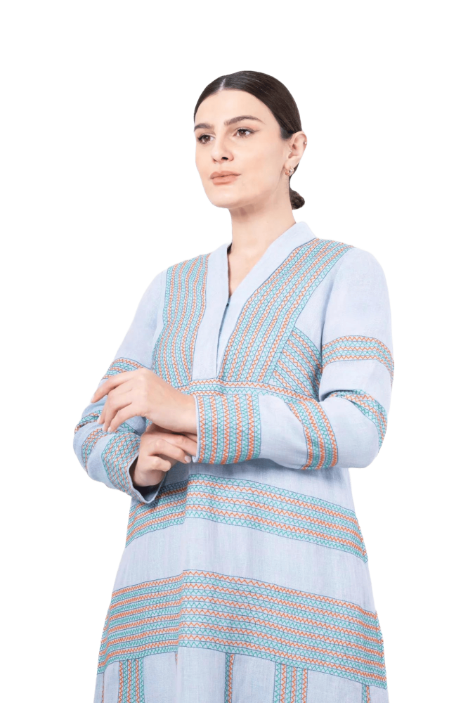 ثوب أزرق سماوي بتطريز يدوي`