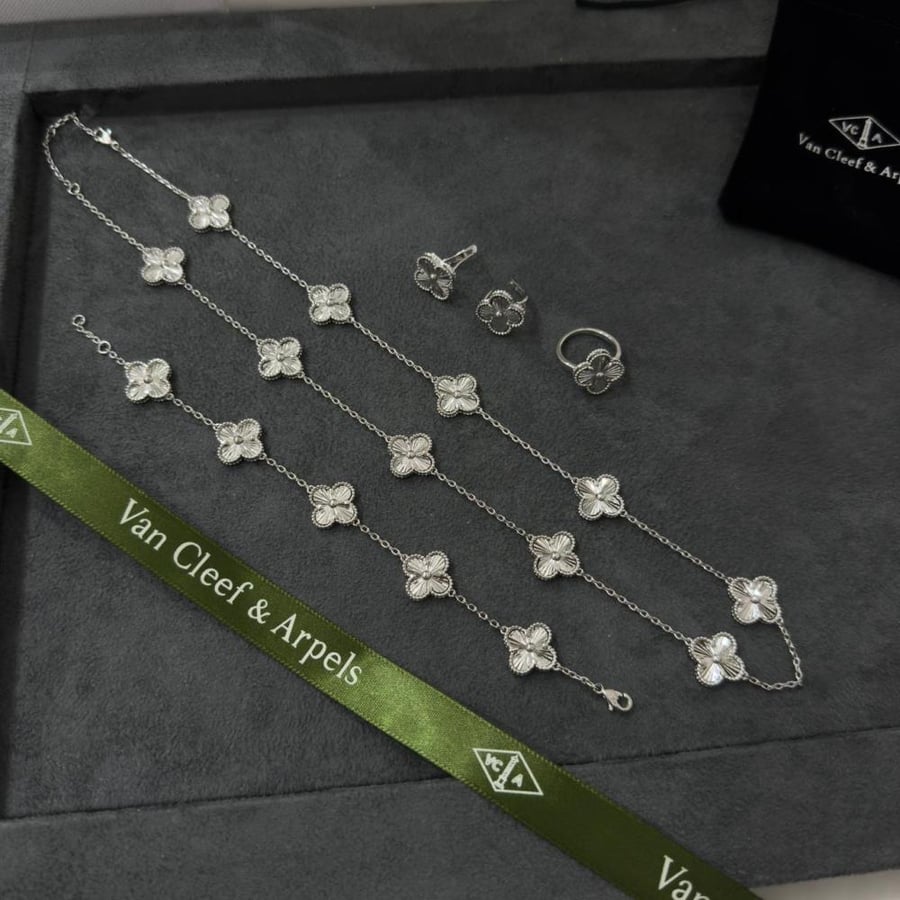 Van Cleef sets, 10 silver roses