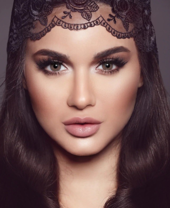 العدسات اللاصقة بلون ترافل من ديوا