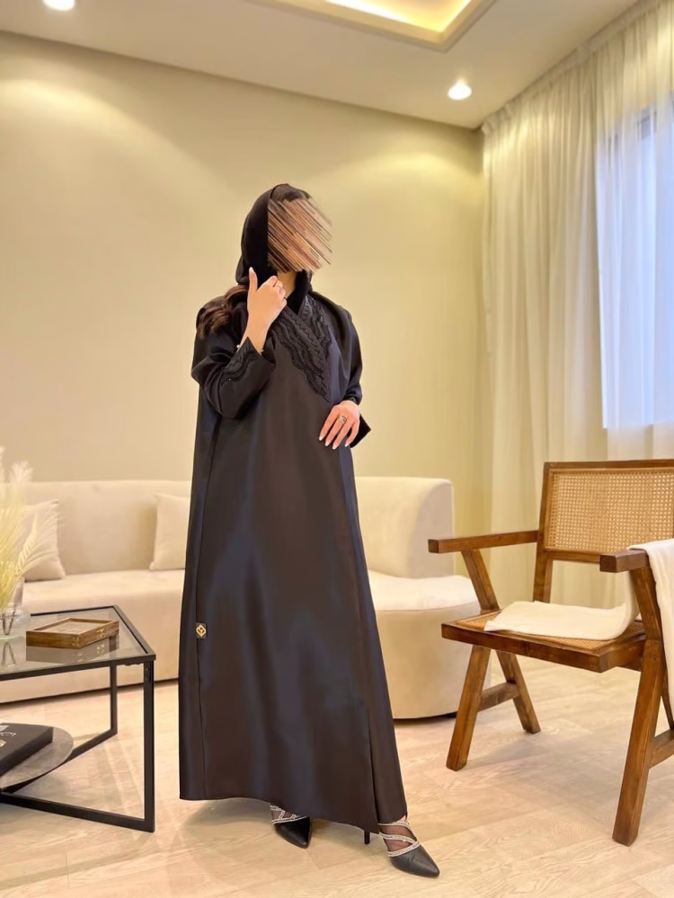 عباية تفتة كوبرا بتطريز وشك يدوي بنقشة متموجة