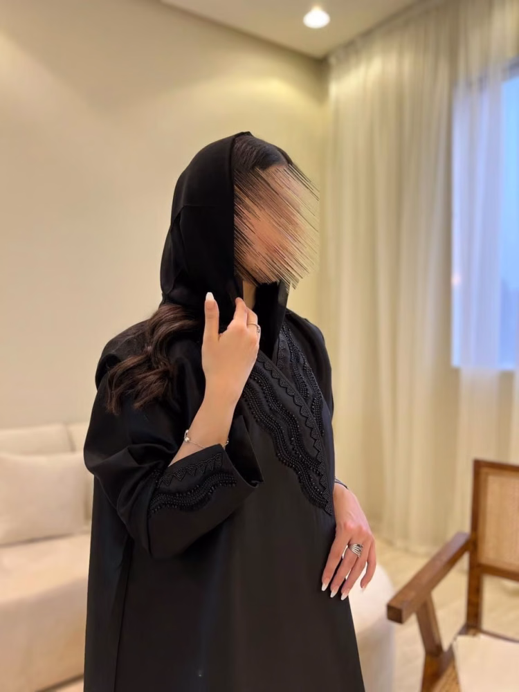 عباية تفتة كوبرا بتطريز وشك يدوي بنقشة متموجة