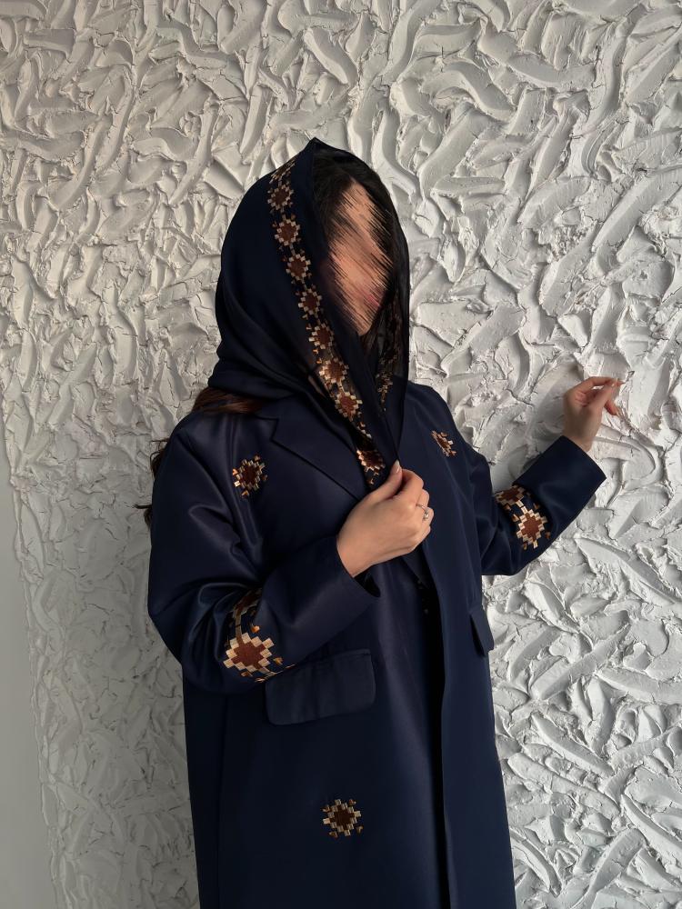 عباية قصة بليزر بقماش تفتة كوبرا بتطريز الهوية السعودية