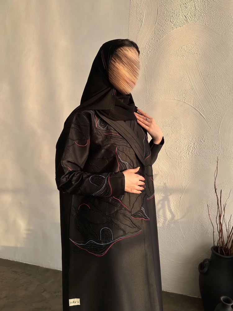 عباية قصة بليزر بقماش تفتة (كوبرا) تطريز وخرز تموجات