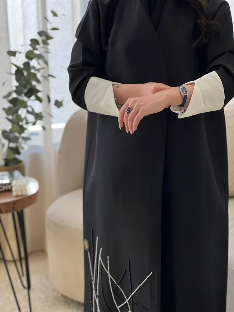 عباية تفتة كوبرا شك يدوي فاخر وأكمام أوف وايت