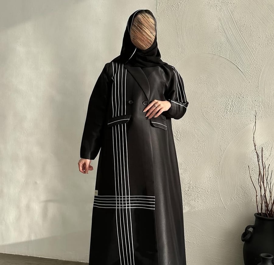 عباية قصة بليزر تفته كوبرا بخطوط هندسية أنيقة