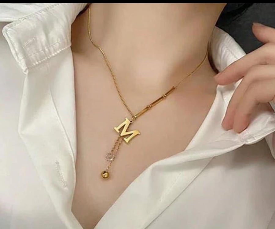 قلادة حرف ال M