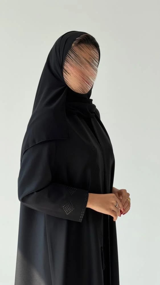 قصة عباية تفته بليزر سوداء نص كلوش من الجانب من Seventy One