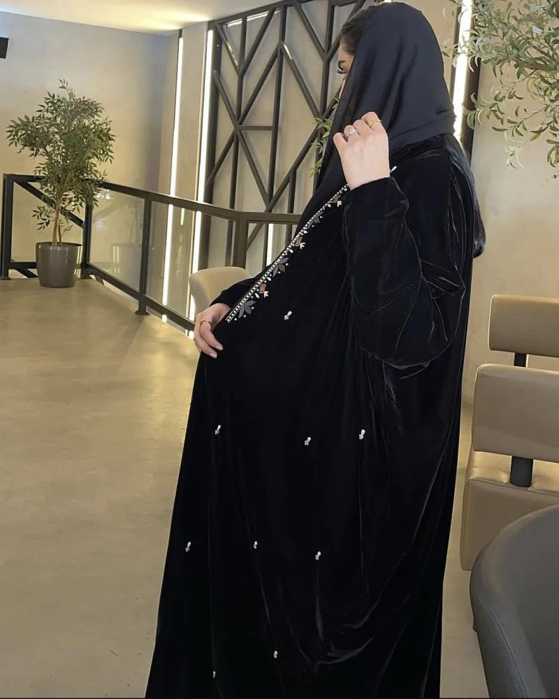 عباية مخمل شتوي سوداء نص كلوش بشك يدوي فاخر - Seventy One