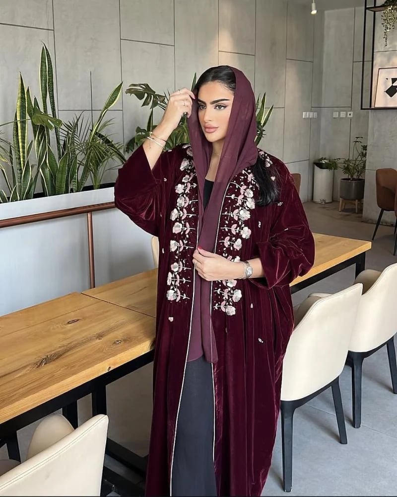 عباية بقماش مخمل شتوي مع شك يدوي بقصه نص كلوش انيقة - Seventy One