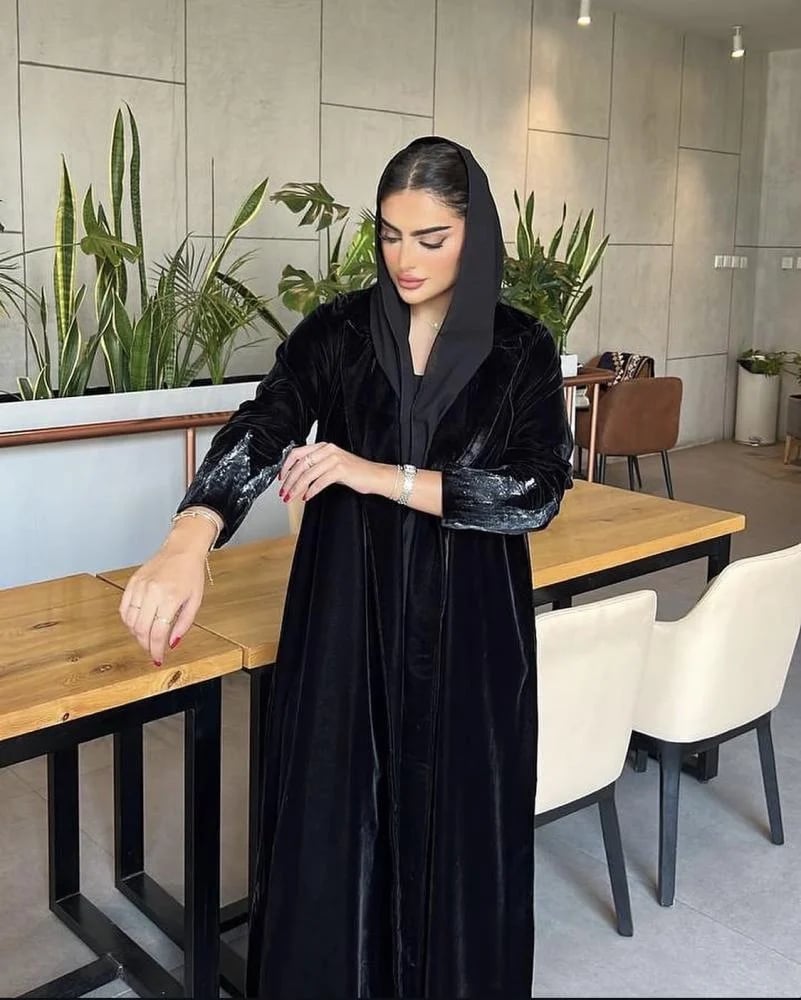 عباية مخمل شتوي سوداء نص كلوش برسم يدوي فني - Seventy One