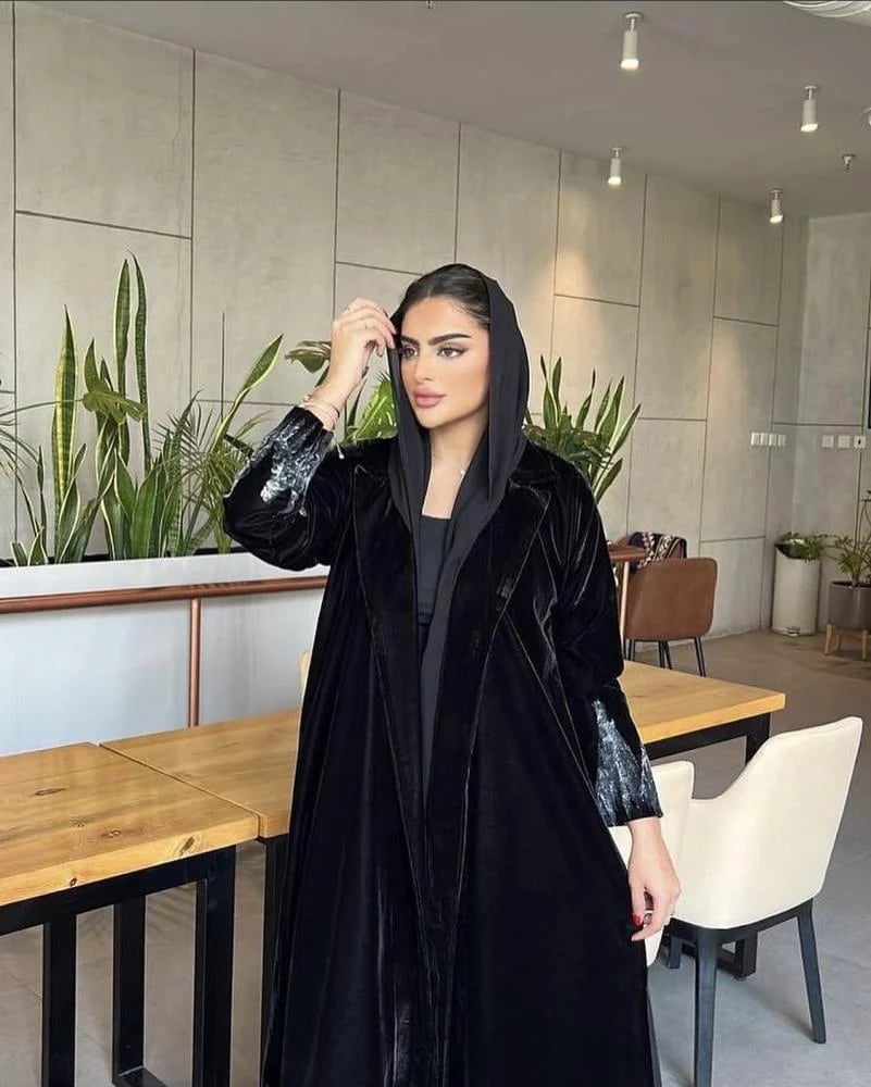 عباية مخمل شتوي سوداء نص كلوش برسم يدوي فني - Seventy One