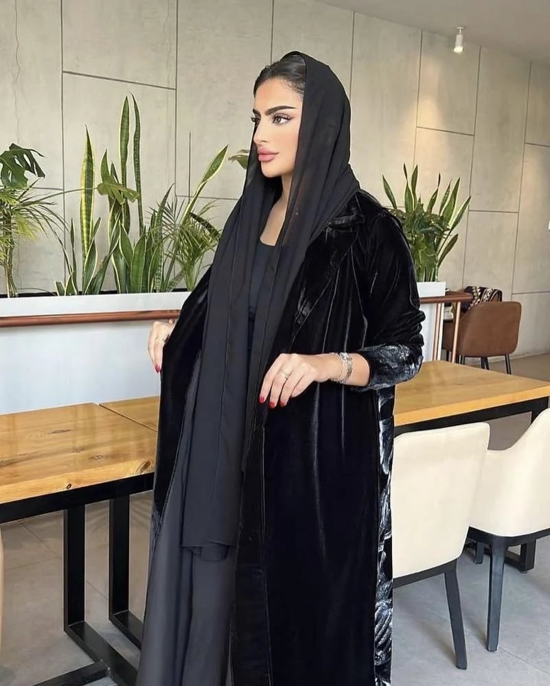 عباية مخمل شتوي سوداء نص كلوش برسم يدوي فني - Seventy One