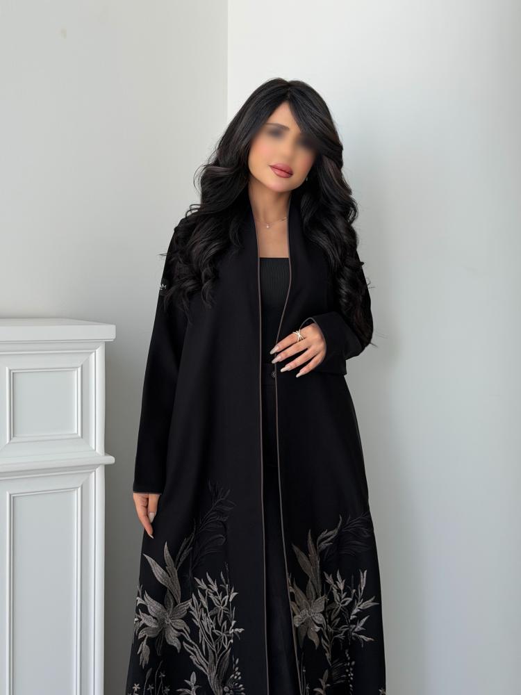 عباية كتان أسود قصة كلوش جانبية بتطريز فضي من متجر Seventy One