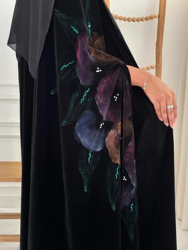 عباية بقماش مخمل شتوي مع رسم يدوي بقصه قطري انيقة - Seventy One