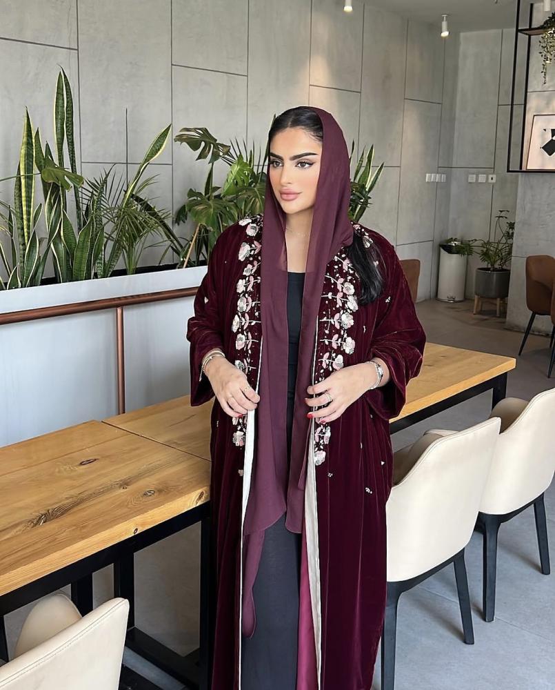 عباية بقماش مخمل شتوي مع شك يدوي بقصه نص كلوش انيقة - Seventy One